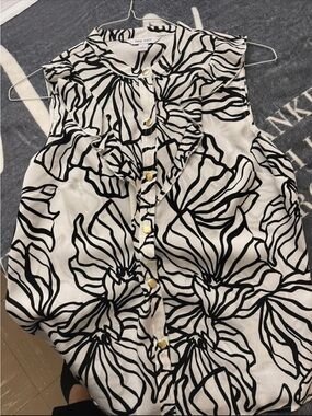 Nine West Black and White Floral Ruffle Button Tank Top